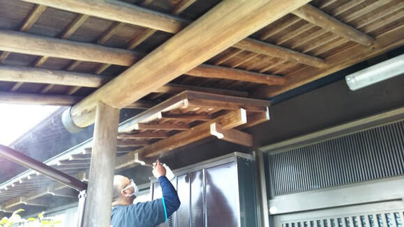 軒裏と柱に発生したカビ・日焼けを環境対応型特殊洗浄G-Eco工法で除カビ・防カビ施工